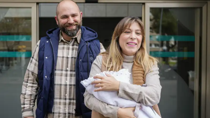 Gisela presenta a su hijo a las puertas del hospital tras su operación después de dar a luz