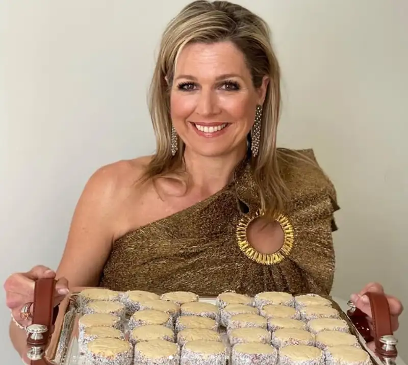 La Reina Máxima de Holanda presumiendo de unos alfajores que ella misma ha preparado.