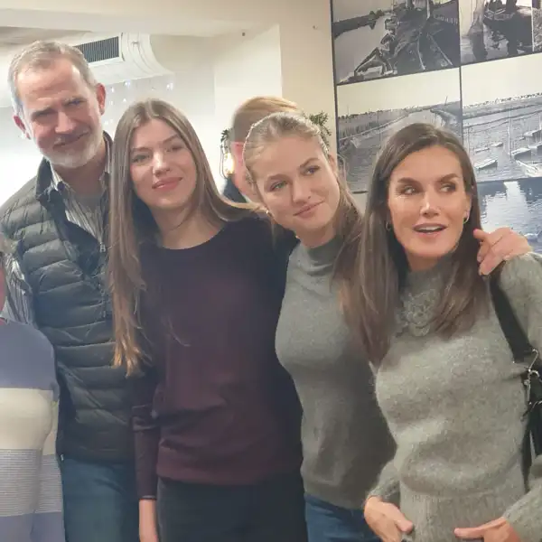 Los Reyes y sus hijas en el restaurante Albufera