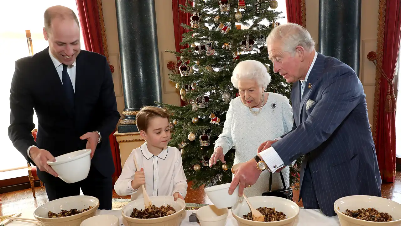 Los Windsor elaborando galletas en la Navidad de 2020.