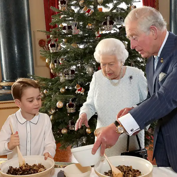 Los Windsor elaborando galletas en la Navidad de 2020.