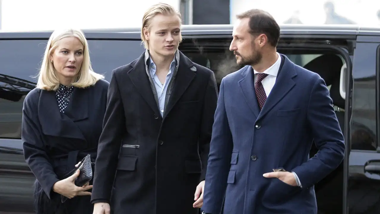 Marius Borg Høiby junto a la princesa Mette-Marit y Haakon de Noruega