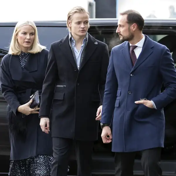 Marius Borg Høiby junto a la princesa Mette-Marit y Haakon de Noruega