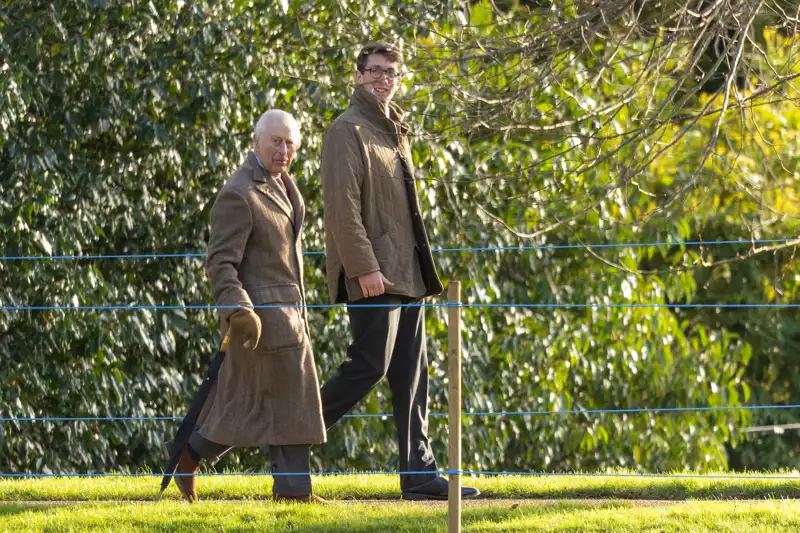 Carlos III asistiendo al servicio de la mañana de la Iglesia de Santa María Magdalena de Sandringham.