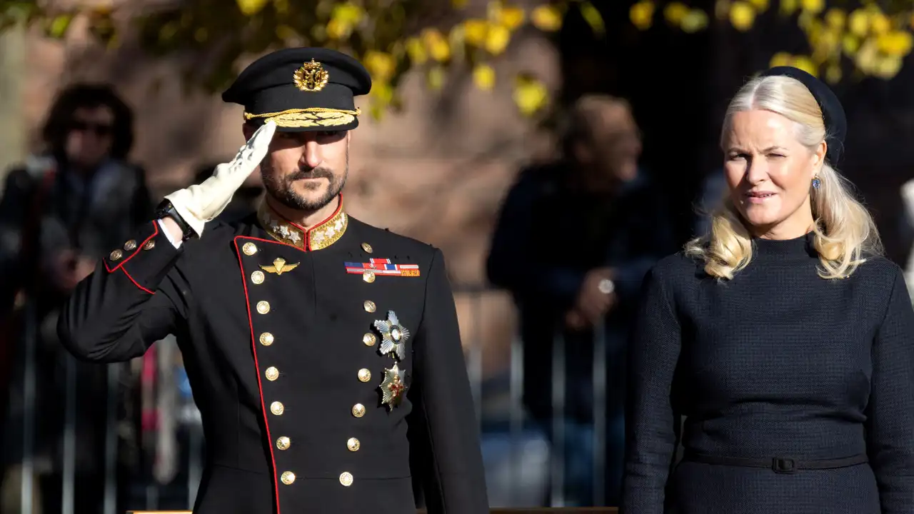 La felicitación de Navidad de Mette-Marit, analizada por una experta en comunicación no verbal: “Es la viva imagen de la tristeza”