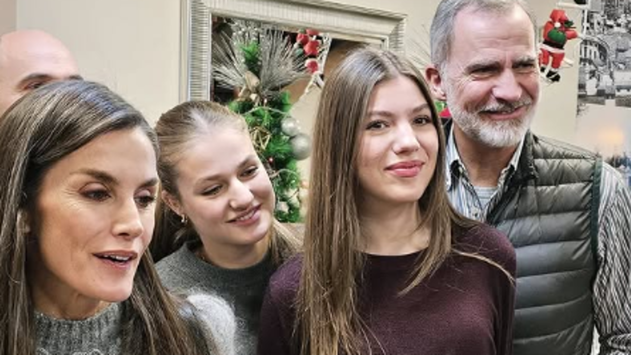 Los Reyes y sus hijas en el restaurante Albufera.