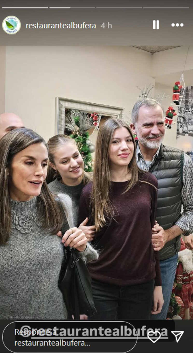 Los Reyes y sus hijas en el restaurante Albufera.