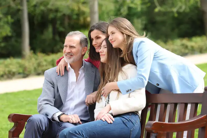 Los Reyes y sus hijas proyectan una imagen de unidad familiar sin precedentes en su nuevo posado.