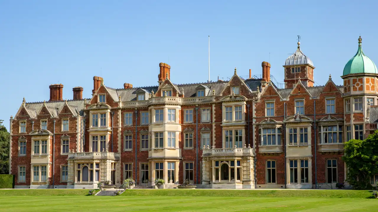 La distribución del imponente palacio de Sandringham, donde celebran los Windsor la Navidad: con iglesia y patio de bomberos propio