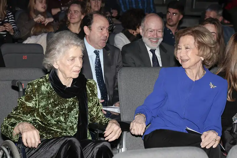 La Reina Sofía y su hermana Irene riéndose