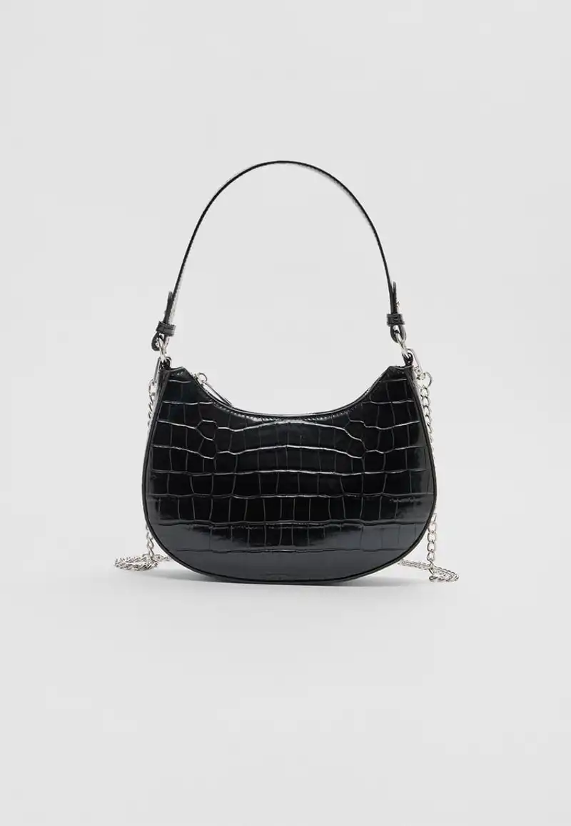 Bolso de hombro luna de Stradivarius 15,99 euros 