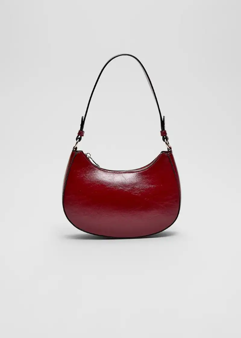 Bolso hombro luna de Stradivarius 15,99 euros 