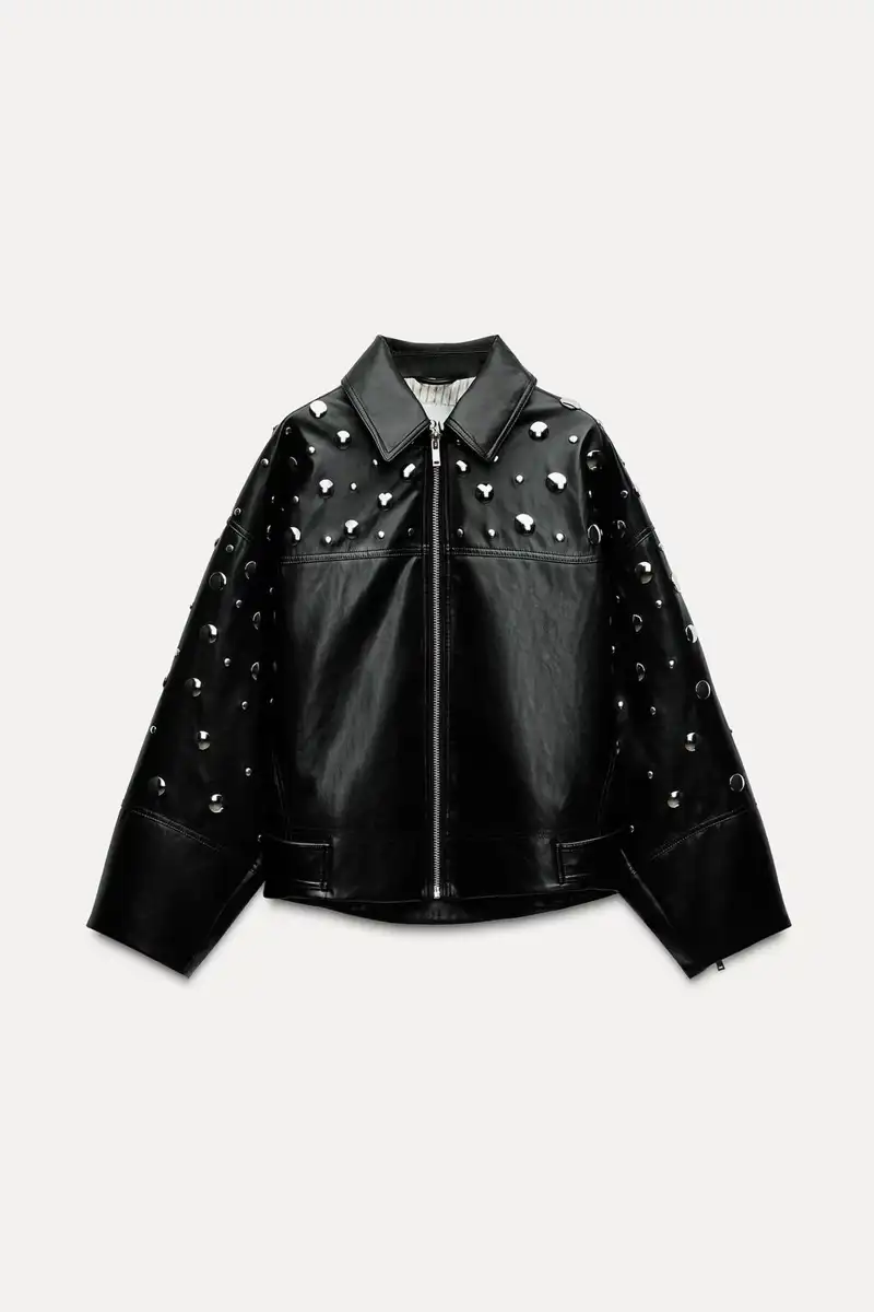 Chaqueta efecto piel tachas ZW Collectión de Zara 99,95 euros 