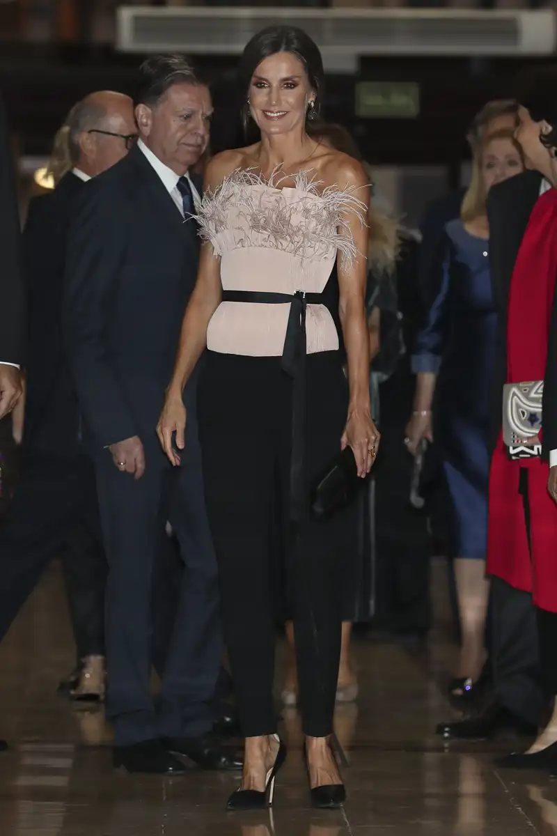 La Reina Letizia y su top de plumas durante la 28ª edición del concierto Princesa de Asturias en 2019 