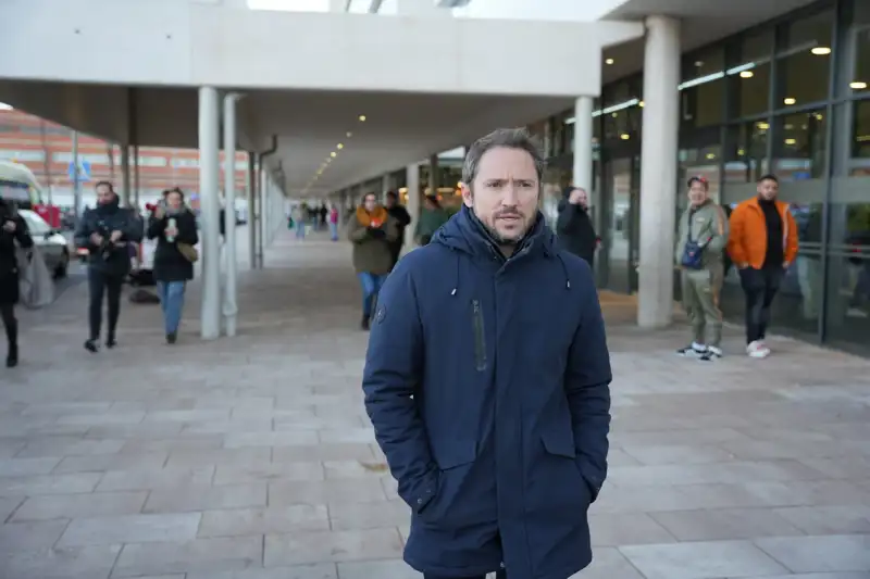 Manuel Martos, a la salida del hospital 12 de octubre donde permanece su padre ingresado. 