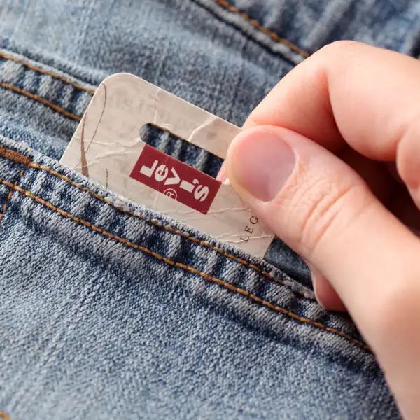 15 descuentazos para hacer un regalo de Reyes que sorprenda: vaqueros Levi's a mitad de precio o las Skechers más cómodas al 44%