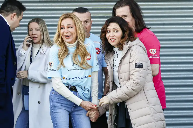 Ana Obregón e Isabel Díaz Ayuso en un partido benéfico