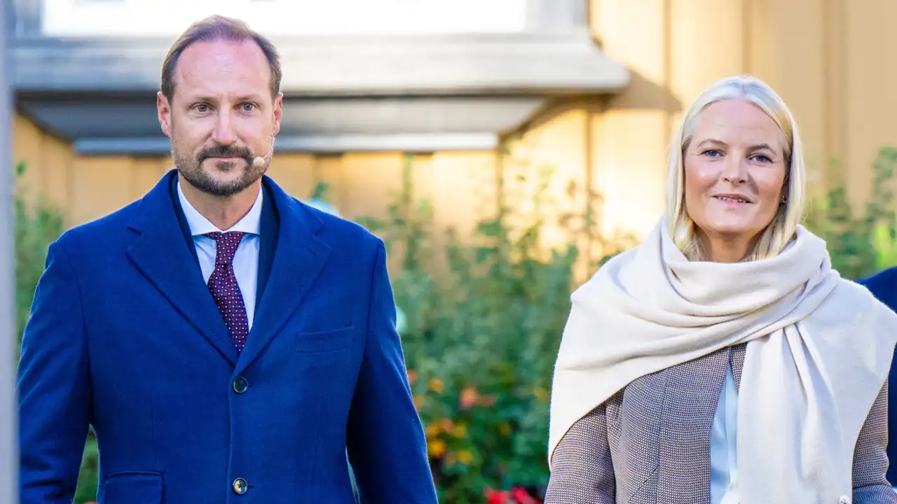 Haakon y Mette-Marit de Noruega durante un acto