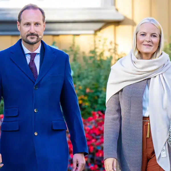 Haakon y Mette-Marit de Noruega durante un acto