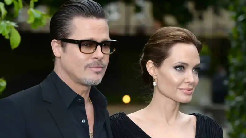 Angelina Jolie y Brad Pitt posan durante un evento