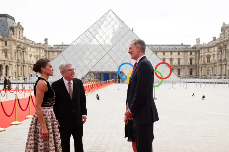 Doña Letizia en el Museo Louvre de París