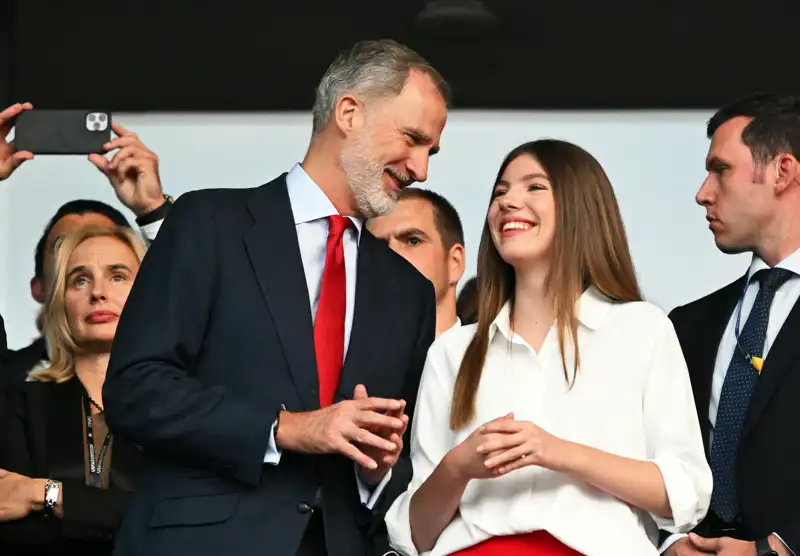 El Rey Felipe y la Infanta Sofía, de lo más cómplices en la final de la Eurocopa