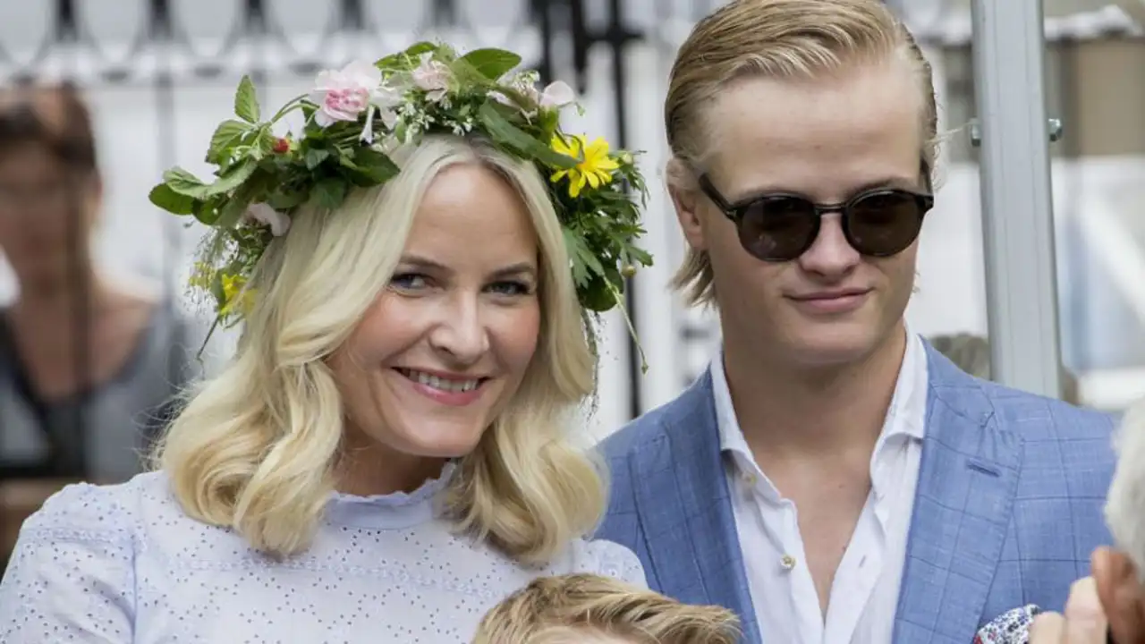 La prensa noruega destapa la conversación privada de Mette-Marit con un "amigo criminal" de su hijo, Marius Borg 