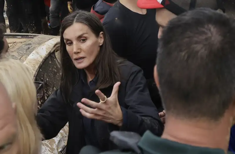 La Reina Letizia durante su visita a Paiporta tras la tragedia de la DANA