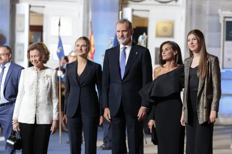 Los Reyes Felipe y Letizia junto a sus hijas, la Princesa Leonor y la Infanta Sofía