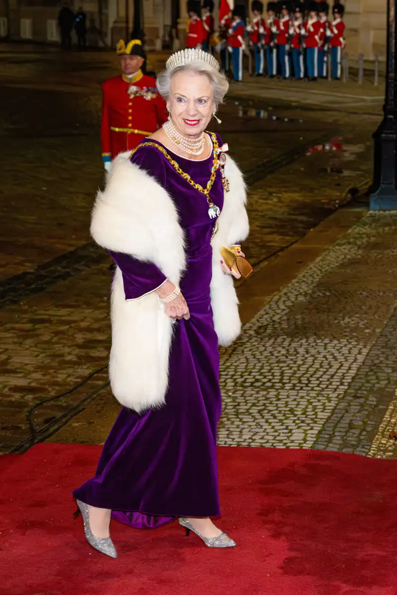 Benedicta de Dinamarca apuesta por el terciopelo morado y una estola de pelo blanco 