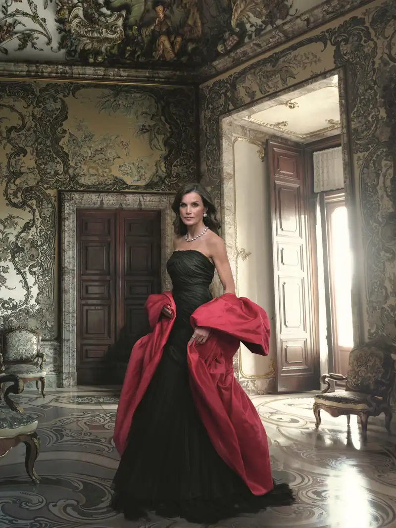 El impresionante vestido de Balenciaga de la Reina Letizia en su retrato de Annie Leibovitz 