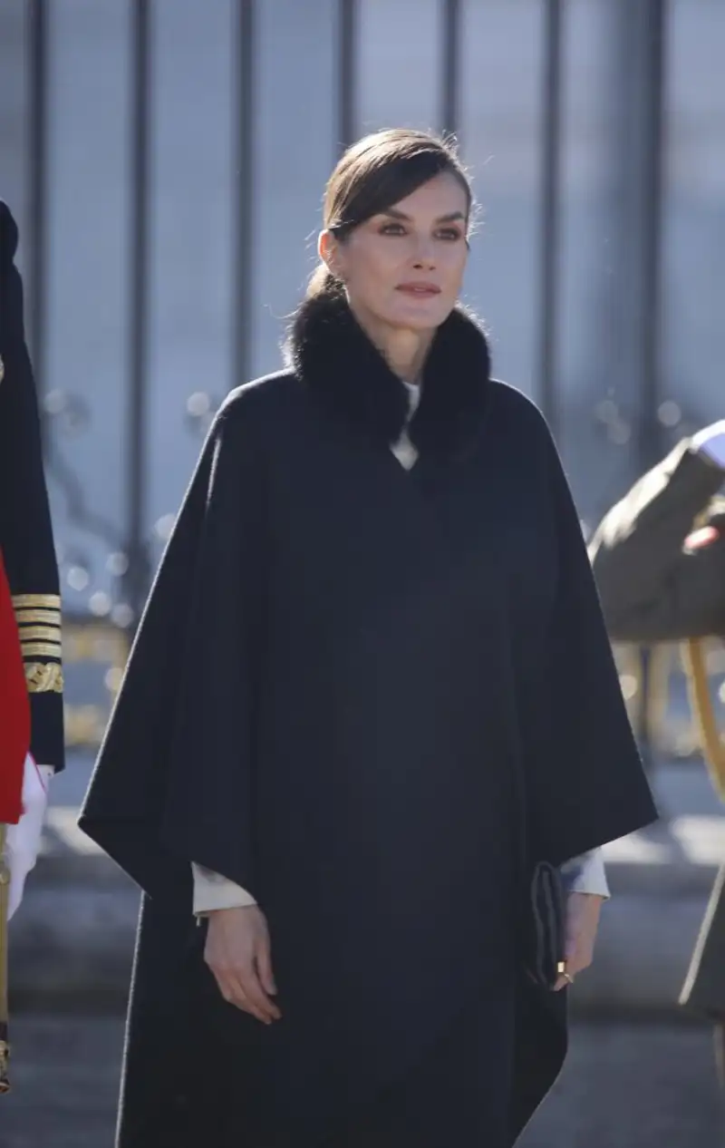 El look más sobrio de la Reina Letizia para asistir a la Pascua Militar y su capa reutilizada de Carolina Herrera