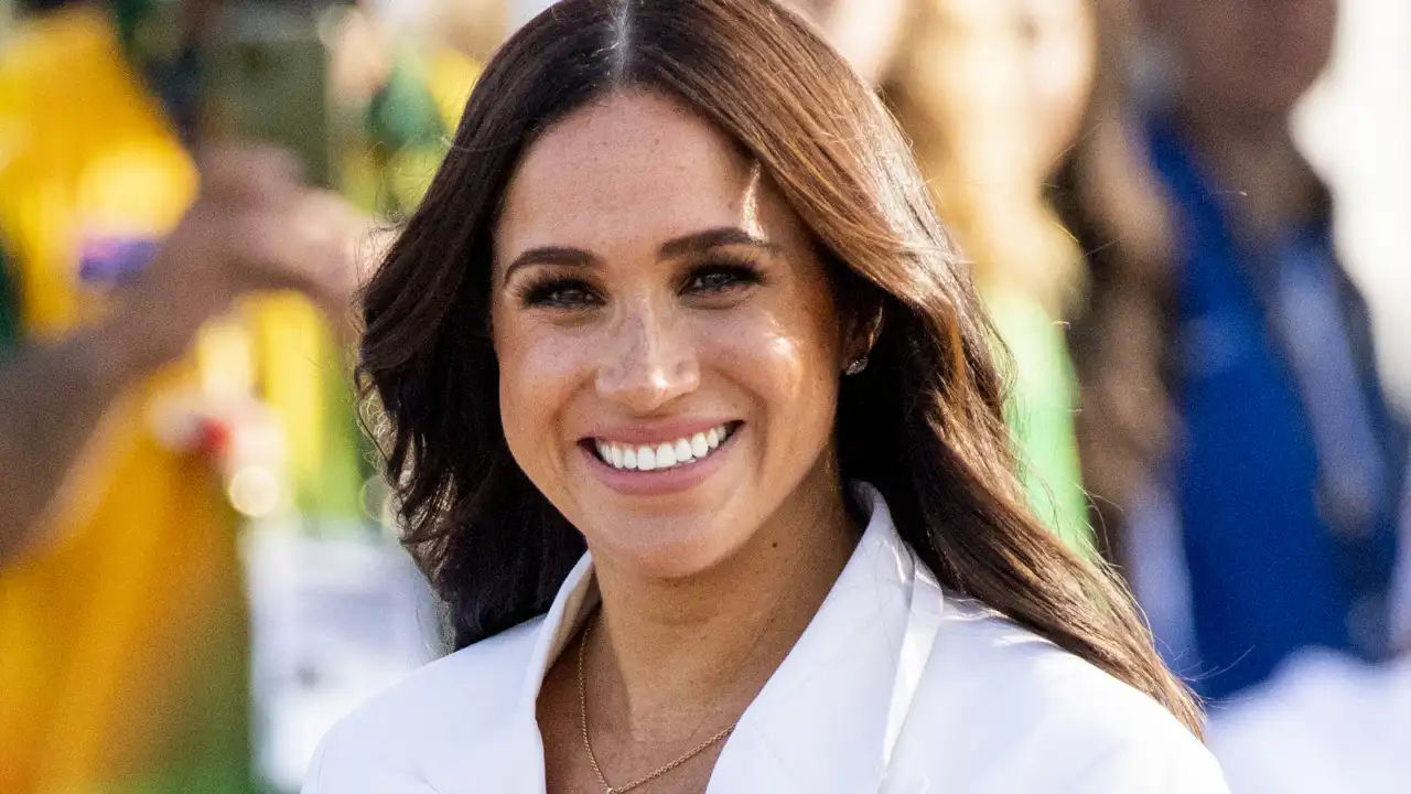 Meghan Markle sonriente durante un evento