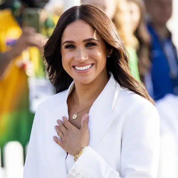 Meghan Markle sonriente durante un evento