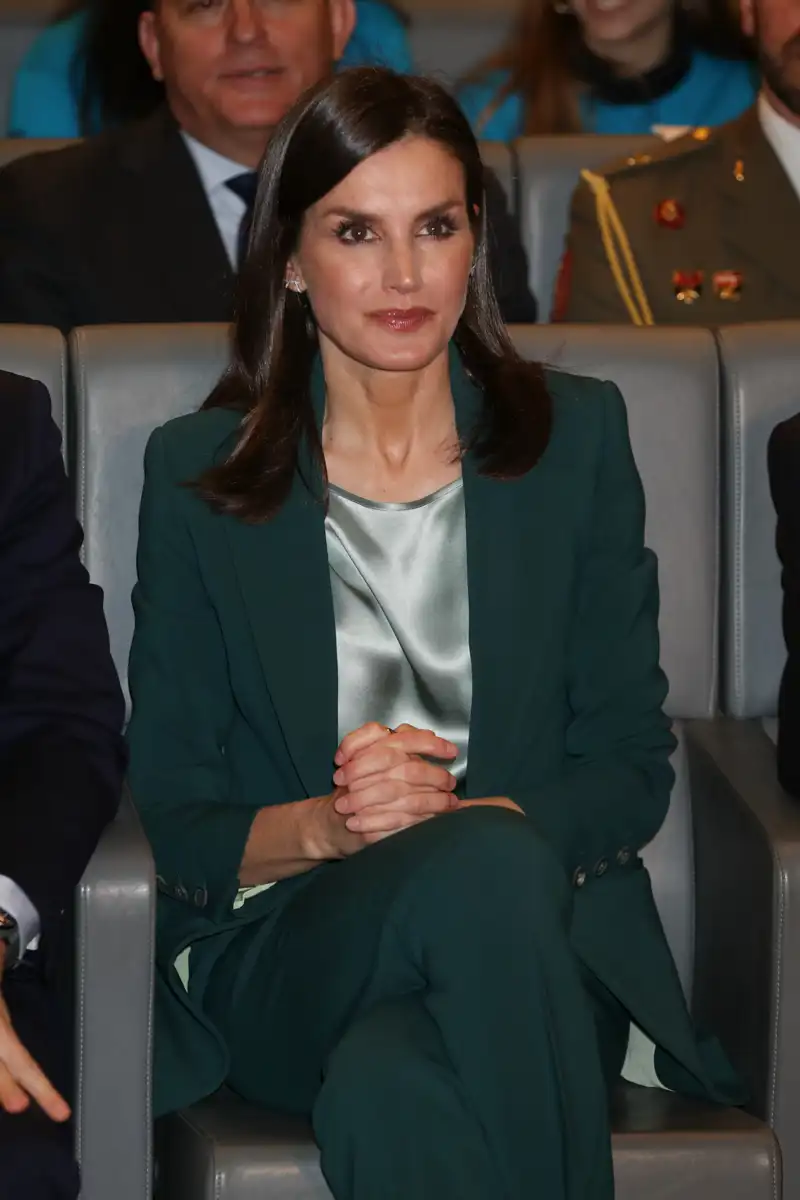 La Reina Letizia con traje monocolor verde esmeralda