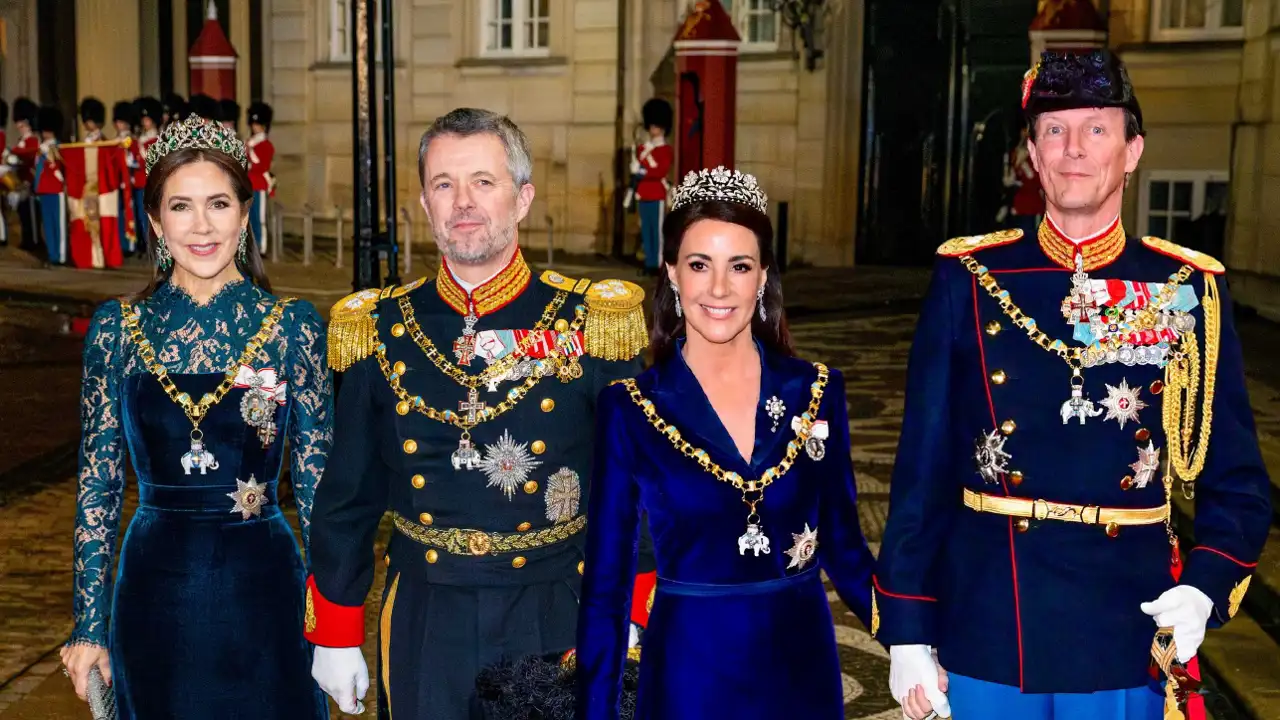 La Reina Mary, el Rey Federico X, la Princesa Marie y el Príncipe Joaquín en la cena de gala de año nuevo.