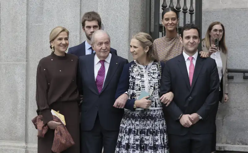 El Rey Juan Carlos posa con las Infantas Elena y Cristina y sus nietos en la boda del alcalde de Madrid