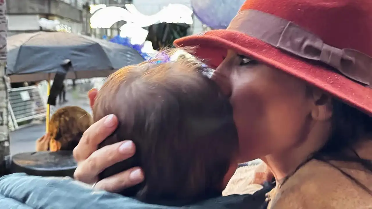 Patricia Pardo junto a su hijo Luca en la cabalgata de Reyes Magos de Galicia