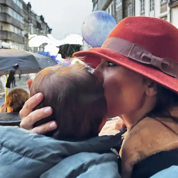 Patricia Pardo junto a su hijo Luca en la cabalgata de Reyes Magos de Galicia