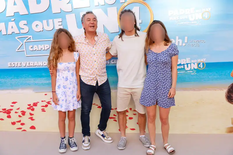 Roberto Brasero y tres de sus hijos