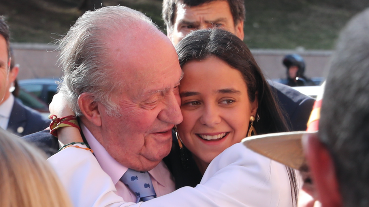 Victoria Federica abraza a su abuelo, el Rey Juan Carlos