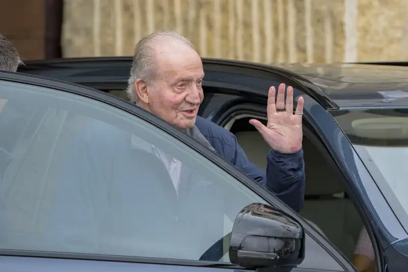 El Rey Juan Carlos I entrando en un coche