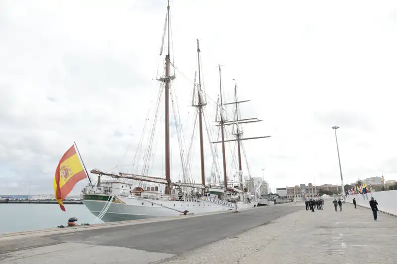 El Juan Sebastián Elcano atraca en el puerto de Cádiz