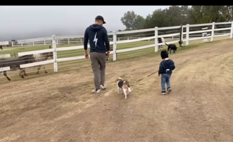 El príncipe Harry y su hijo Archie con su mascota Guy