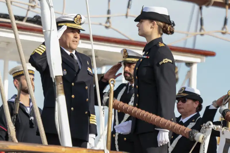 La Princesa de Asturias recibe el saludo de un superior a bordo del Juan Sebastián Elcano en Cádiz.