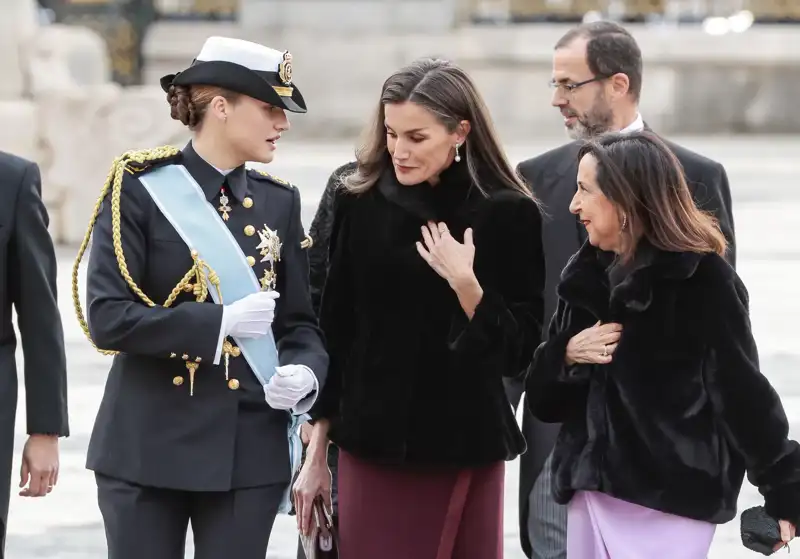 La Princesa Leonor charla con su madre, la Reina Letizia, y Margarita Robles, Ministra de Defensa, durante la celebración de la Pascua Militar.