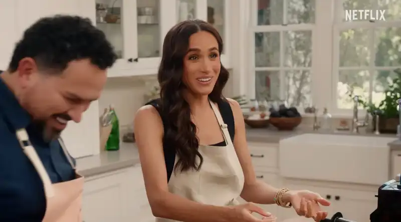 Meghan cocinando para uno de sus invitados en su nuevo reality de Netflix.