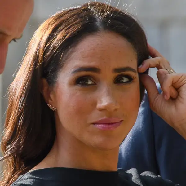 Meghan Markle con semblante serio