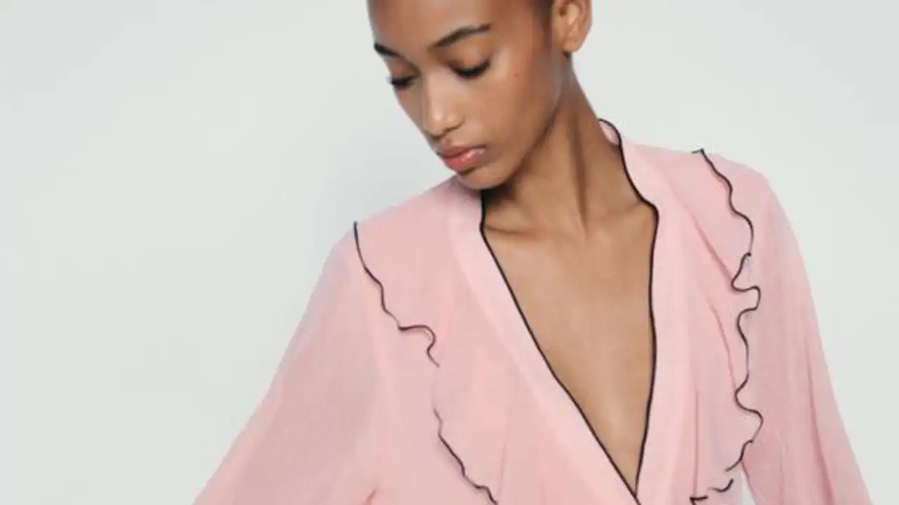 blusa volanLas 5 blusas más buscadas en las rebajas de Zara en el rosa empolvado que será tendencia en 2025 