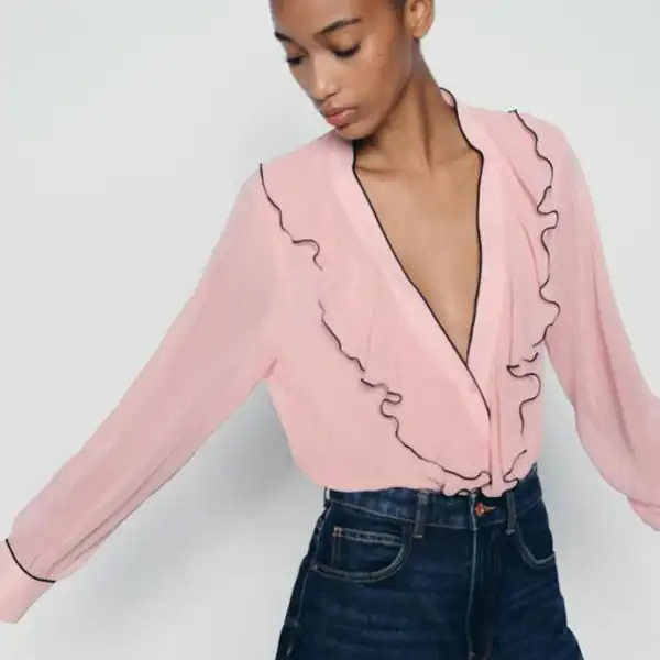 blusa volanLas 5 blusas más buscadas en las rebajas de Zara en el rosa empolvado que será tendencia en 2025 